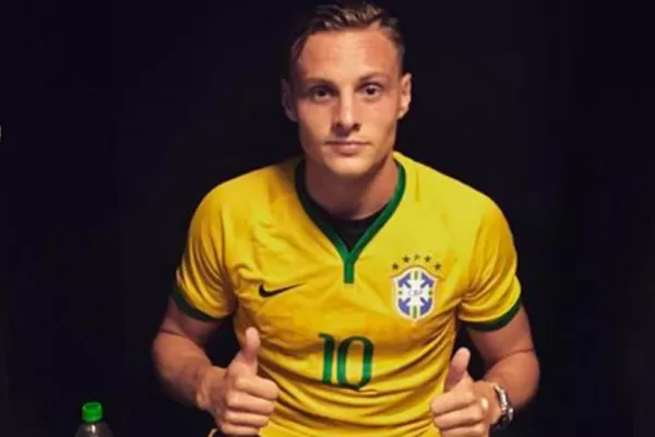 El alemán que cargó a los brasileños con la seña del 7-1 se disculpó usando su camiseta