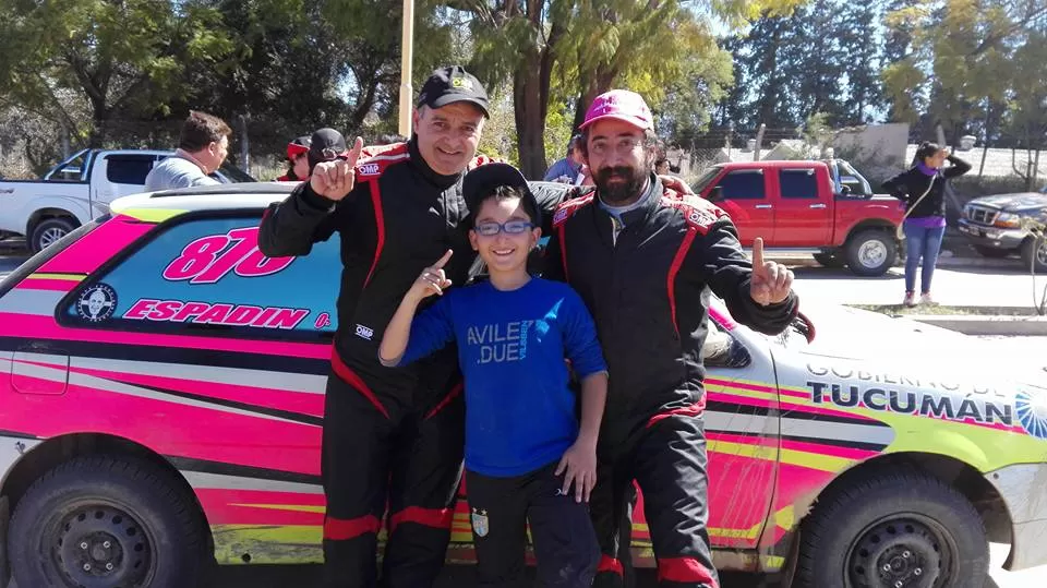 TODOS FELICES. Scalora, su hijo Tadeo y Alfredo Espadín, una vez finalizada la competencia en los caminos andalgalenses. GENTILEZA DE ALICIA ESCOBAR