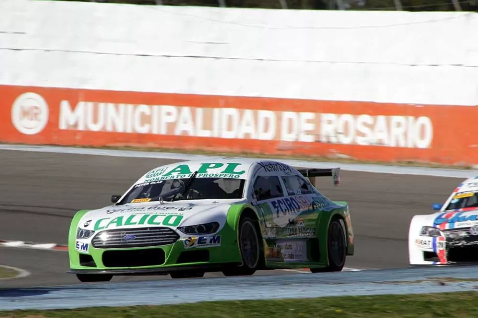 RENDIDOR. El Ford Mondeo de Peter Olaz, en plena aceleración en el “Juan Manuel Fangio” rosarino. El piloto de Yerba Buena se lució en su conducción. PRENSA PETER OLAZ OFICIAL 
