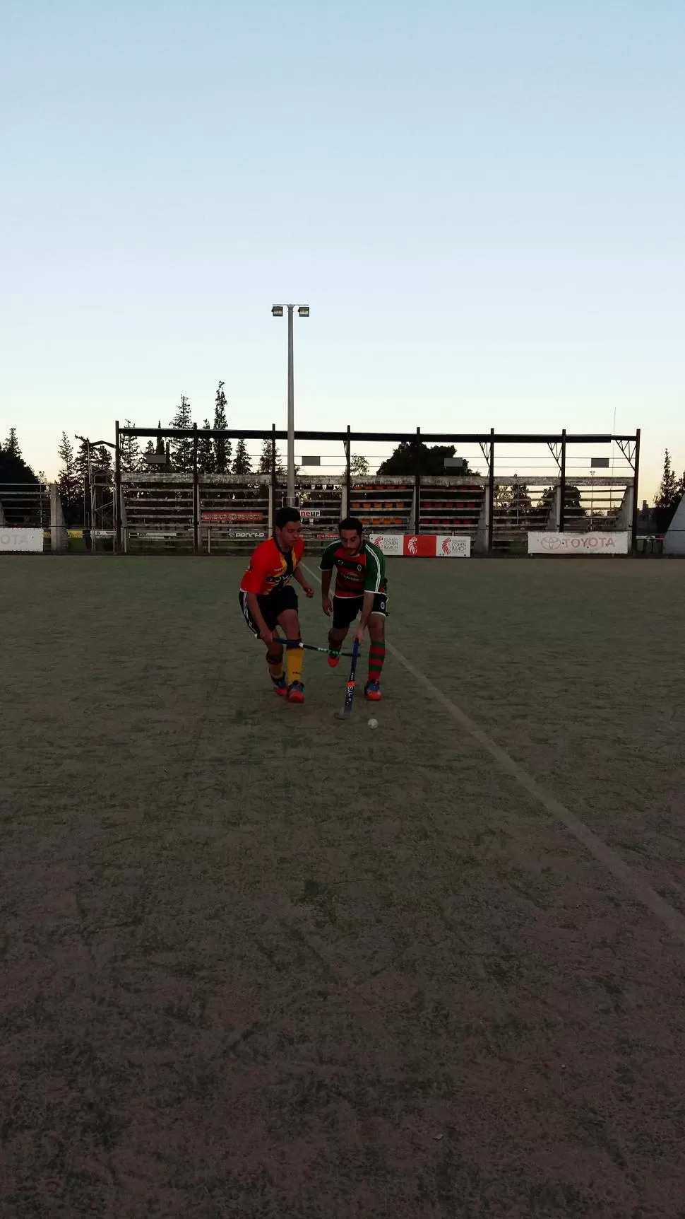 EN LA CANCHA. Santiago (izq.) y Emanuel se sacan chispas, pero son muy unidos. la gaceta / foto de jorge olmos sgrosso 