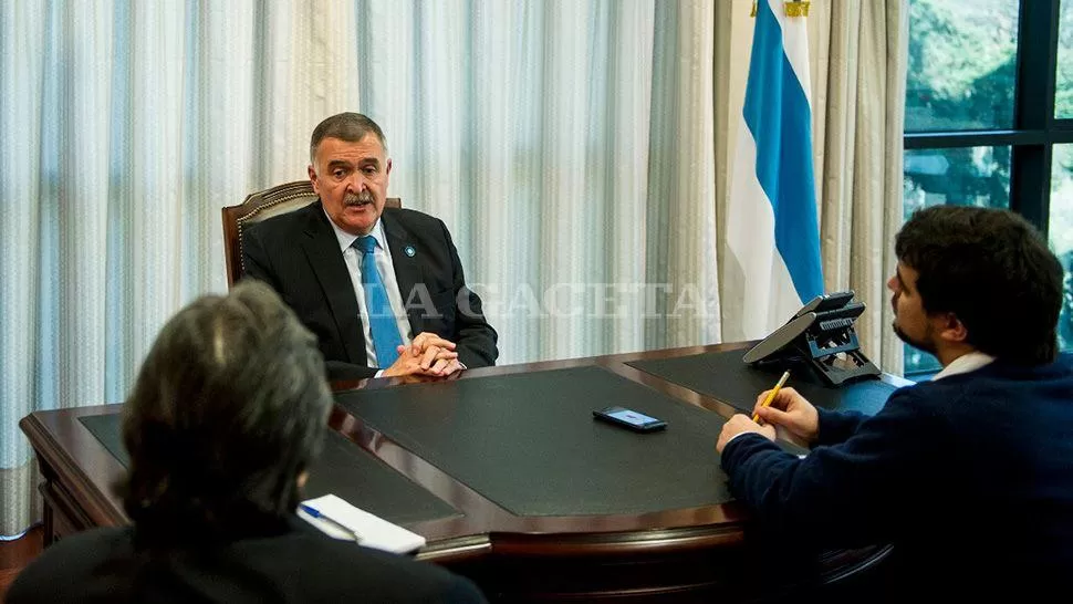 MANO A MANO. Jaldo brindó detalles de la eliminación del sistema de subsidios con periodistas de este diario. LA GACETA / FOTO DE JORGE OLMOS SGROSSO