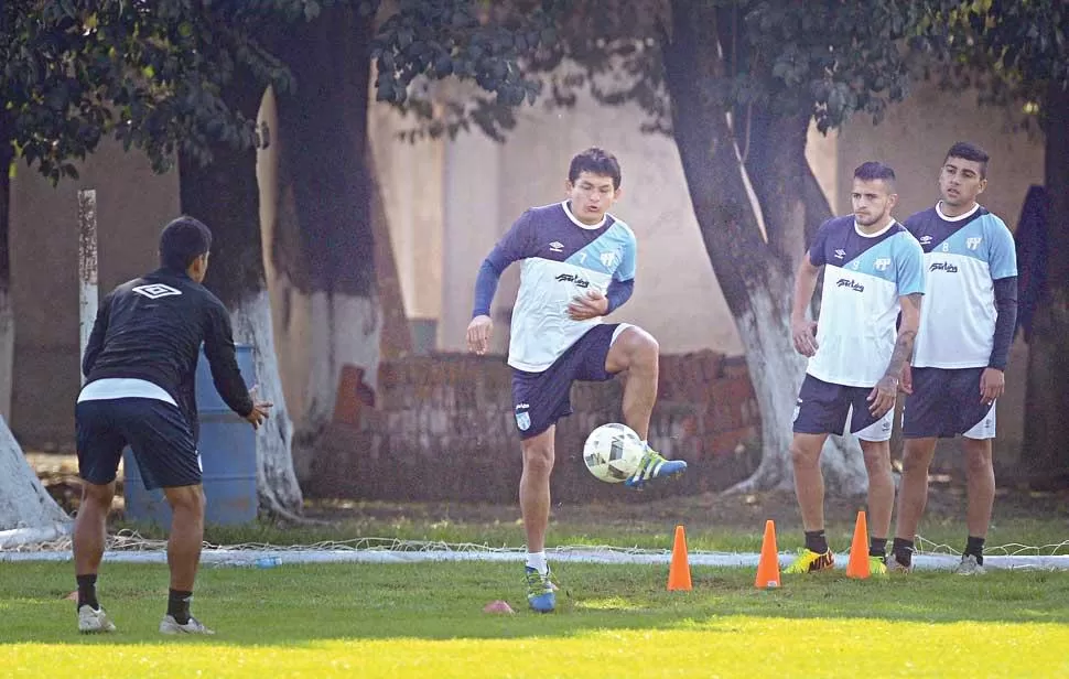 EN EL ENSAYO DE AYER. Con Méndez de fondo, “Pulguita” devuelve una pelota.  la gaceta / foto de franco vera