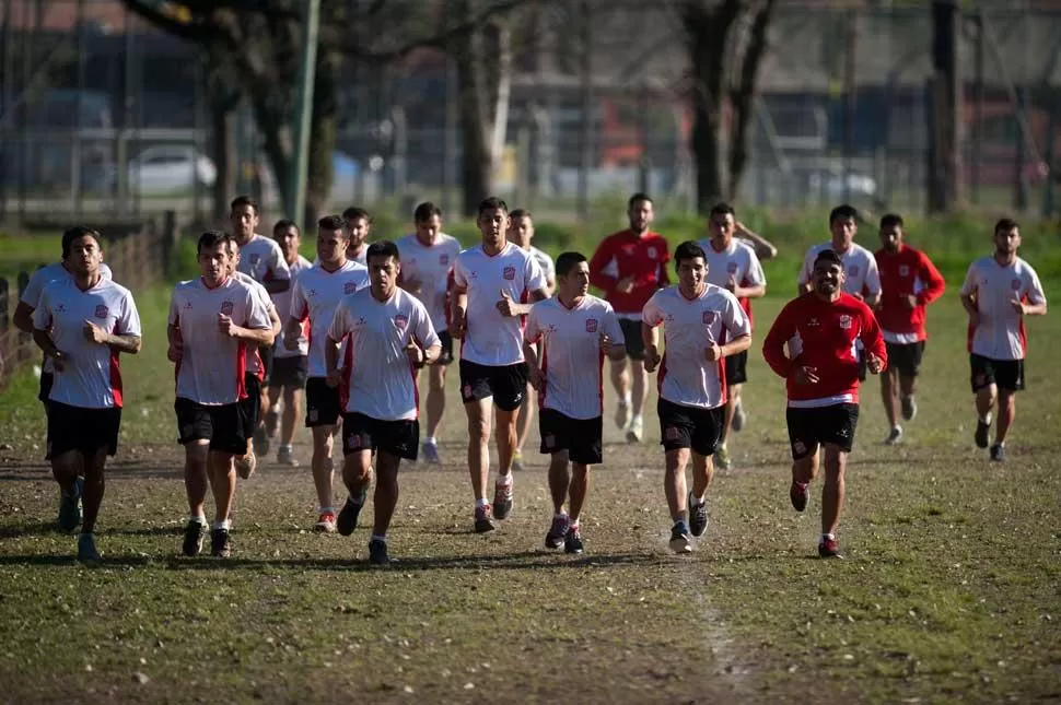 NO DESCUIDA SU PREPARACIÓN. Mientras espera que se solucione el conflicto de AFA, el plantel “santo” sigue con su preparación para debutar en la B Nacional. la gaceta / foto de diego aráoz