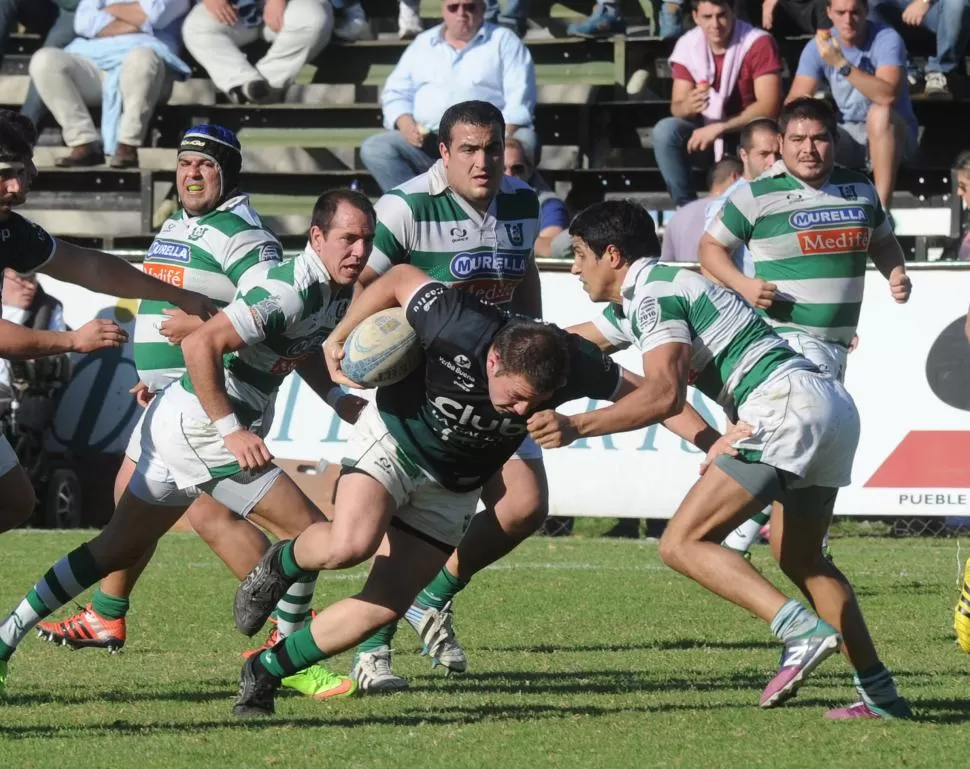 FUERTE EN TODOS LOS FRENTES. Como pocas veces, Tucumán Rugby debió defender en varios pasajes, y lo hizo con solidez. Cuando le tocó atacar, fue fulminante. la gaceta / foto de hector peralta