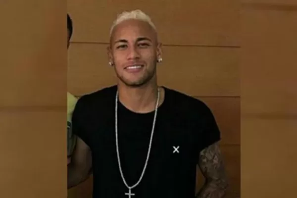 Neymar se inspiró en Messi y se tiñó el pelo de blanco