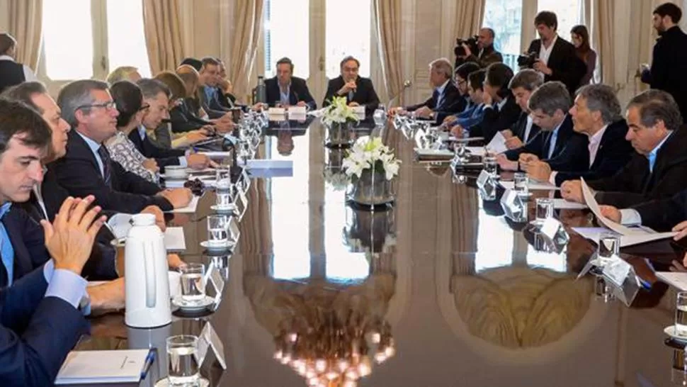 REUNIÓN. Macri, Aranguren y su mesa chica de funcionarios. FOTO TOMADA DE INFOBAE.