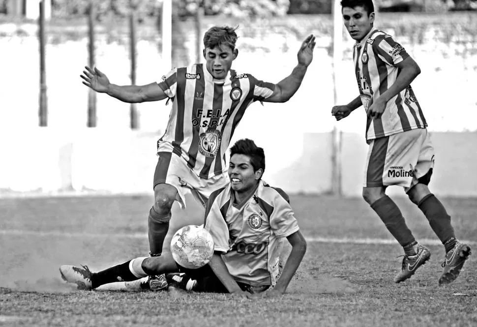 PRESIÓN. Zelame (en el piso), de Sportivo, es marcado por Caliva, de Bella Vista.  la gaceta / foto de hector peralta