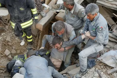 Llegan a 159 los muertos por el fuerte sismo en Italia