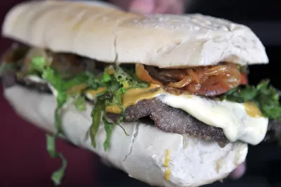 Involucran a Kun Agüero en una polémica con una sanguchería tucumana