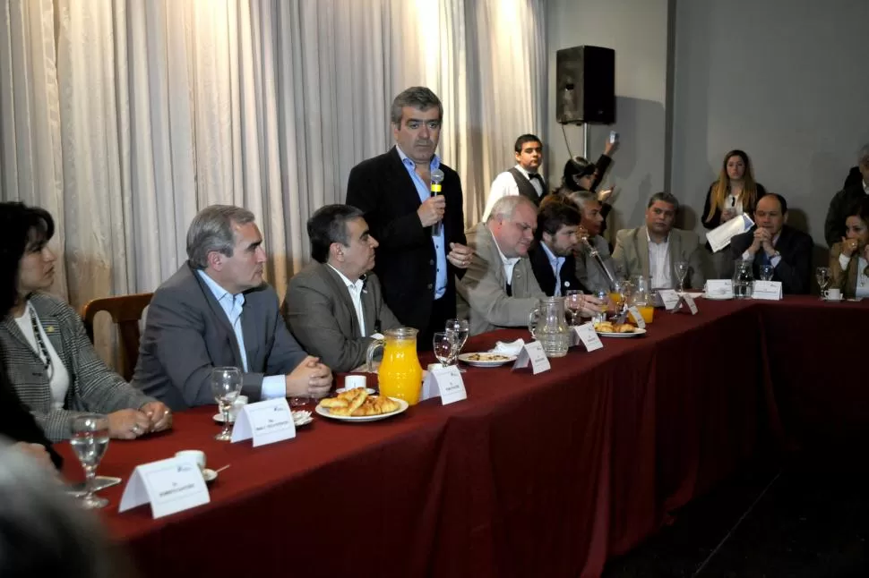 MESA PRINCIPAL. Cano brindó un discurso en el que advirtió a los dirigentes que hay quienes intentarán diluir el armado mediante operaciones e internas. la gaceta / foto de Analía Jaramillo