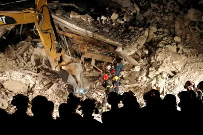 La cifra de muertos llega a 241 y buscan sobrevivientes con desesperación