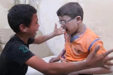 El desconsolado llanto de dos niños sirios al enterarse que su hermanito murió