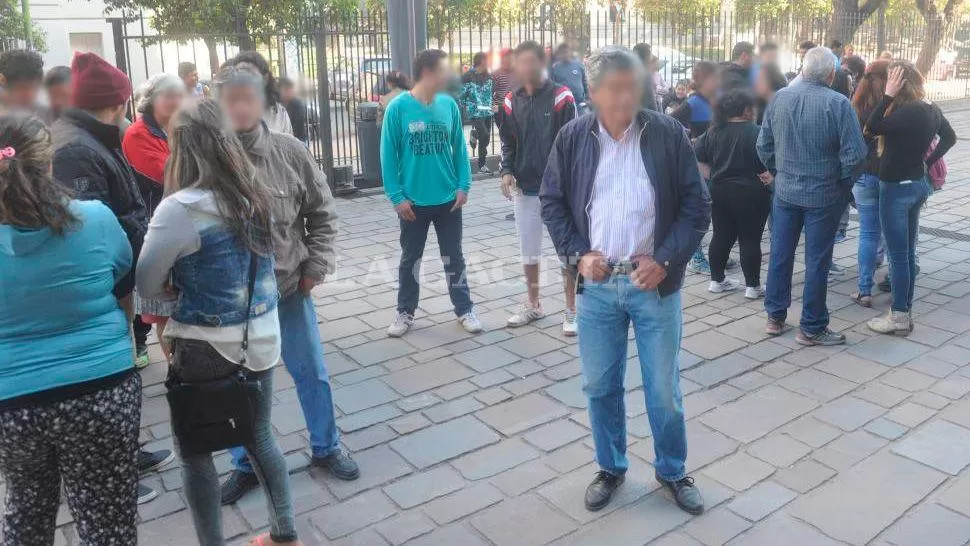 ACCESO A LA CÁMARA. Dirigentes territoriales que colaboraron con el oficialismo visitaron la semana pasada la Legislatura, afligidos por la falta de recursos. LA GACETA / FOTO DE ANTONIO FERRONI