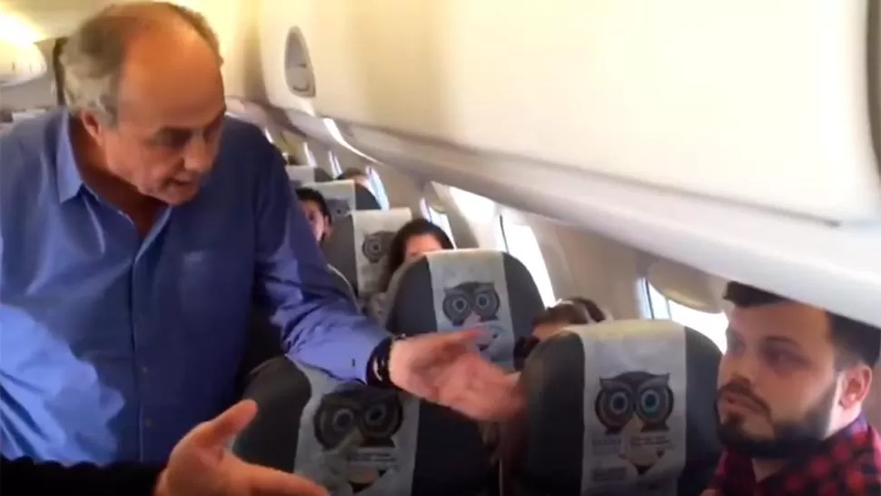 ESCÁNDALO EN EL VUELO. Se conocieron filmaciones de lo ocurrido durante el servicio a Santa Cruz. CAPTURA DE VIDEO