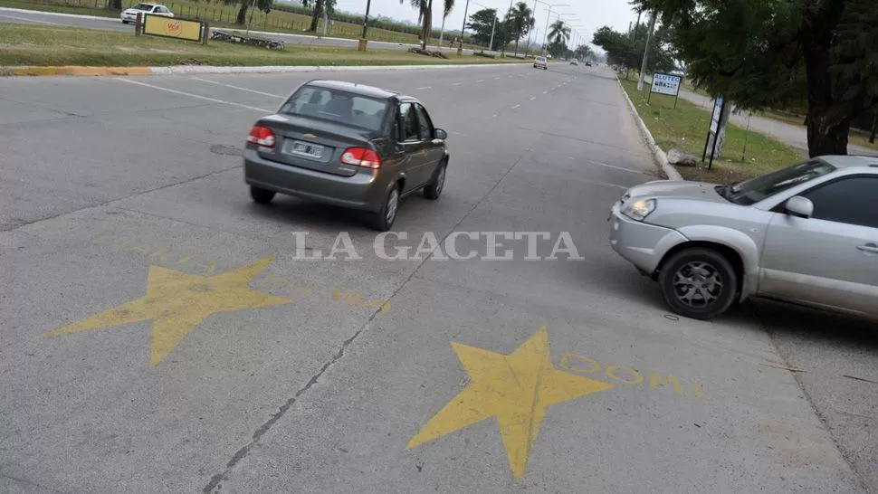 ESTRELLAS AMARILLAS. Marchese, junto a otros familiares de víctimas de accidentes de tránsito, buscan generar conciencia pintando estrellas en los lugares en los que perdieron la vida sus seres queridos. ARCHIVO LA GACETA / FOTO DE DIEGO ARAOZ