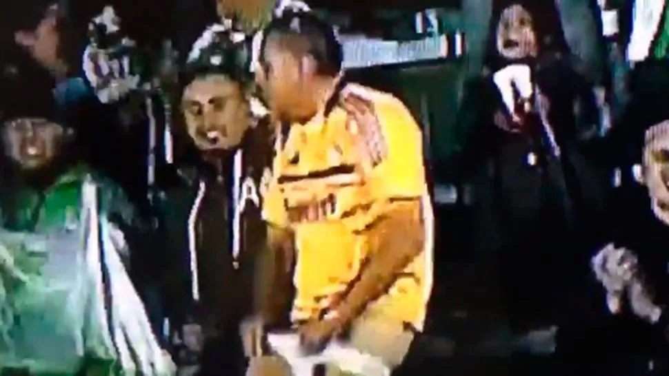 Un hincha celebró el gol de su equipo bajándose los calzoncillos en la tribuna