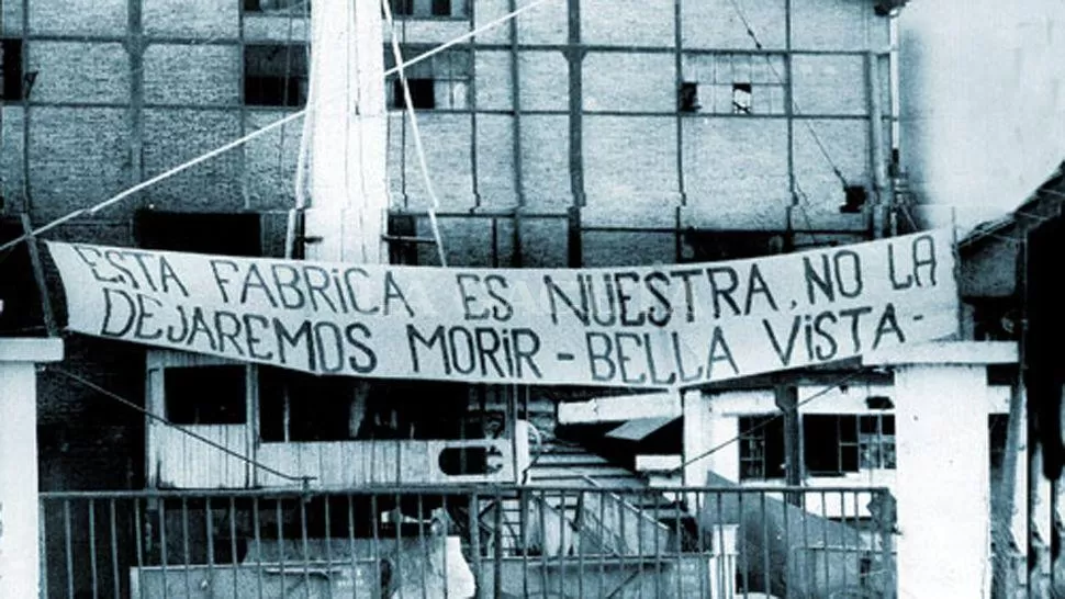 POR LA FUENTE DE TRABAJO. La foto de la época muestra la reacción de los trabajadores del ingenio Bella Vista contra la intervención de los ingenios. ARCHIVO LA GACETA