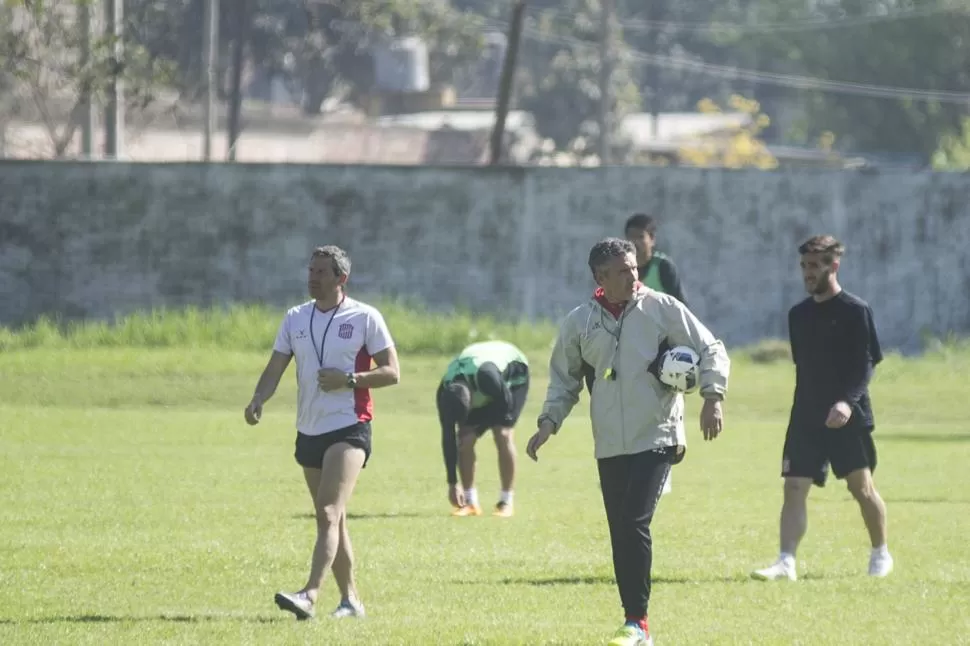 TODO FRÍAMENTE CALCULADO. Cagna no descuida ningún detalles y ya tiene casi todo listo para el debut. El entrenador confirmaría el equipo en la sesión de hoy. LA GACETA / FOTO DE JORGE OLMOS SGROSSO