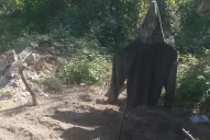 El barrabrava tenía un espantapájaros en una plantación de marihuana