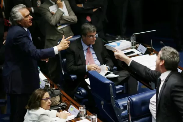 La sesión final del juicio a Dilma comenzó con escándalo