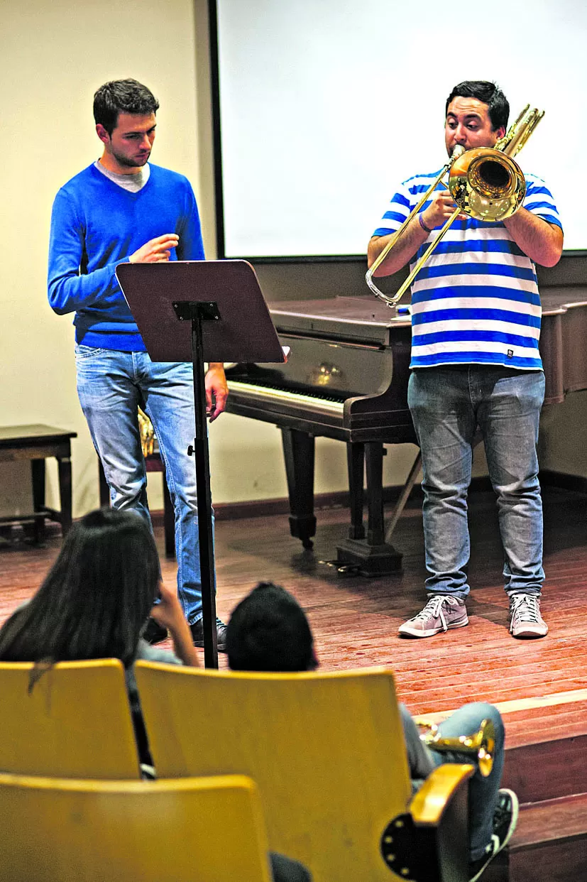 EN EL AULA. Damián Stepaniuk escucha a un alumno en el curso. 