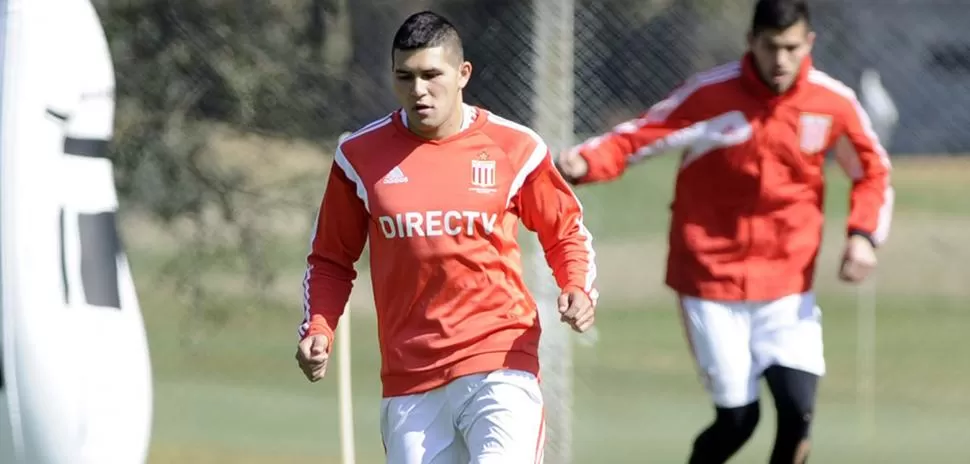 CARA NUEVA. Barbona arrancó su carrera en Nueva Chicago, luego fue a Estudiantes, donde no pudo demostrar su potencial y ahora espera hacerlo en Atlético. El volante llegará a Tucumán en estos días.  diario hoy 