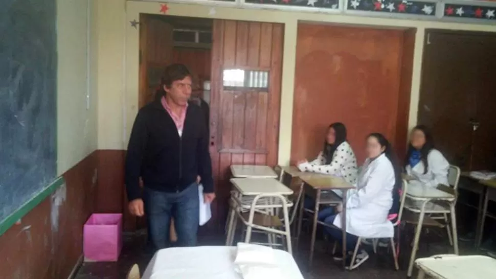 EN CONCEPCIÓN. El martes, el hijo de Antonio Bussi dialogó con alumnos de la escuela República de Panamá.  