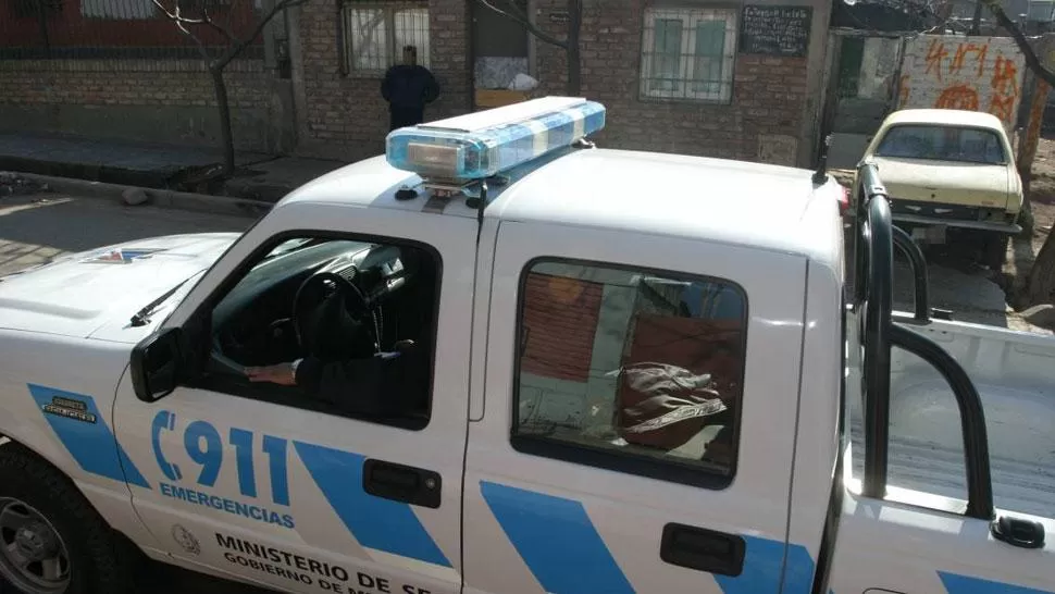 EL LUGAR DEL HECHO. Una camioneta policial en el lugar en el que fue atacada la mujer embarazada. FOTO TOMADA DE LOSANDES.COM.AR