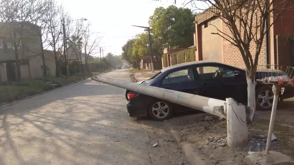 Yerba Buena: cayó un poste de luz sobre un auto y le destrozó la luneta