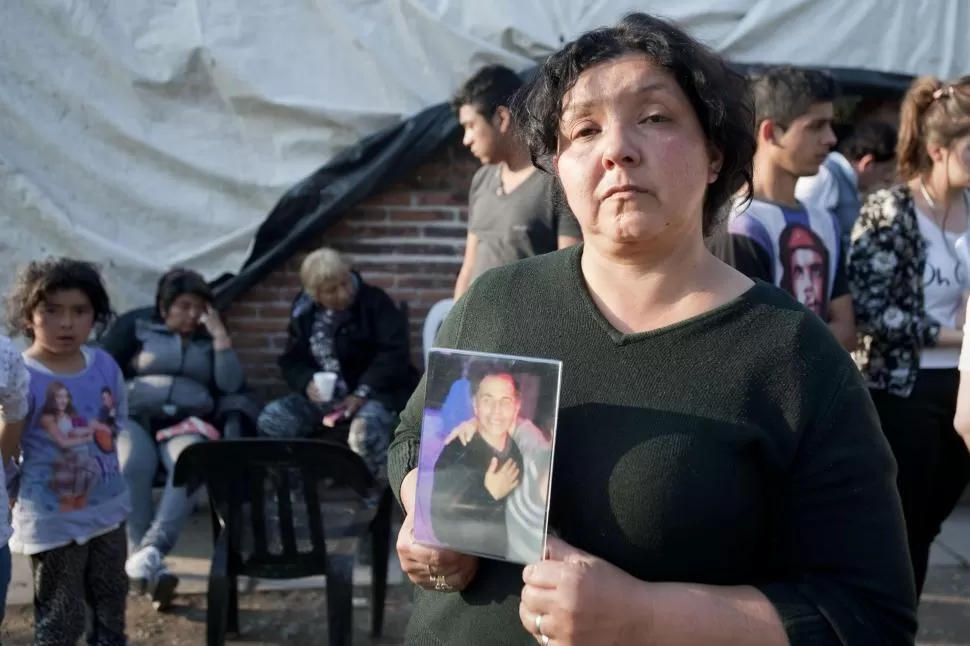 LA DESPEDIDA. La esposa de Feris sostiene la foto que pusieron en el cajón. 