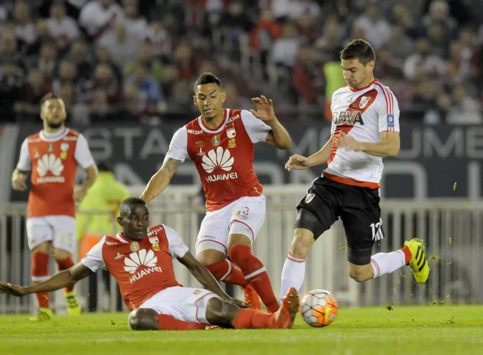 SIEMPRE APARECE EN LAS PARADAS COMPLICADAS. Lucas Alario, que maniobra ante la marca de dos defensores, marcó el segundo tanto del equipo de Marcelo Gallardo, que se consagró bicampeón. fotos dyn 