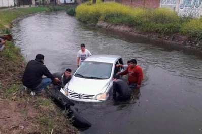 Los Gutiérrez: perdió el control de su auto y terminó en un canal