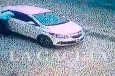Video: le robaron a un comerciante a plena luz del día