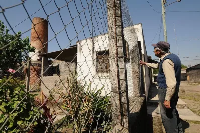 Una vecina tiene la chimenea en el living de su casa