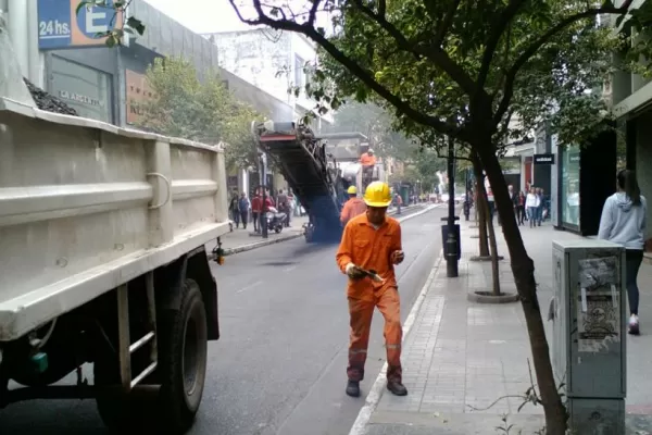 La repavimentación del centro genera caos en el tránsito