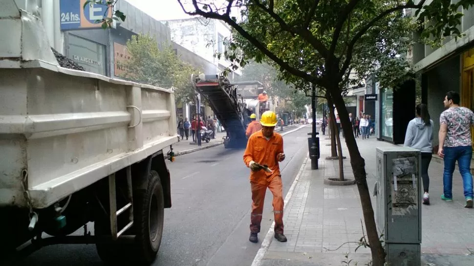 REPAVIMENTACIÓN. Las obras por el plan de las 129 calles continúan en el microcentro. LA GACETA/ LUIS CARDOZO