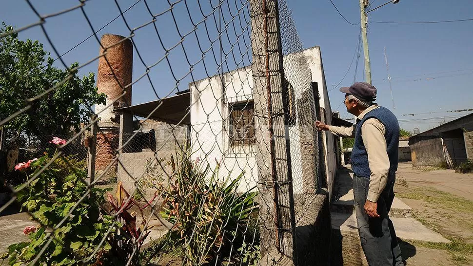 AÑORANZA. El vecino Carlos Alberto Villarreal, de 76 años, observa lo que quedó de la chimenea del ingenio en el que trabajó ocho años de su juventud. LA GACETA / FOTOS DE OSVALDO RIPOLL