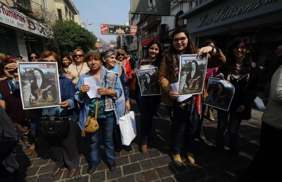 PURO FERVOR. Las calles de Santiago del Estero se llenaron de grupos de devotos de la futura beata Antula.- LA GACETA / FOTOS DE OSVALDO RIPOLL.-   