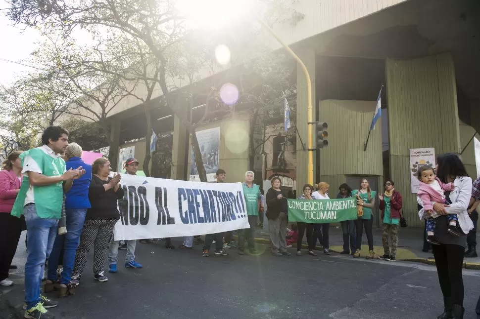 PROTESTA DE VECINOS. Pobladores del barrio San Ramón expresaron su reclamo ante el Concejo Deliberante. LA GACETA / FOTO DE JORGE OLMOS SGROSSO.-