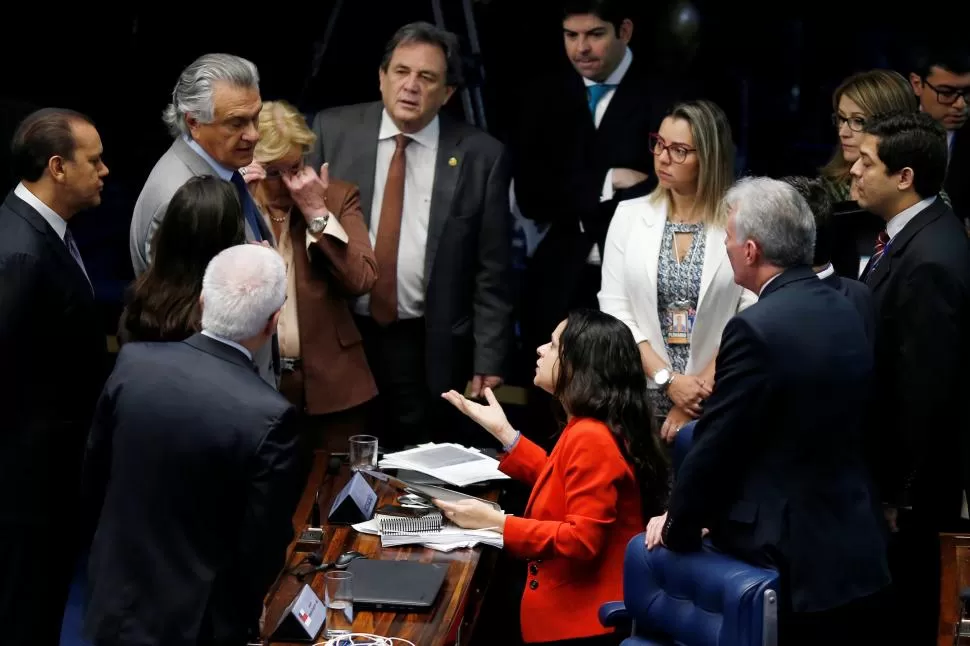 DESINTELIGENCIAS. Senadores y senadores tratan de ponerse de acuerdo en cómo desarrollar el debate. Reuters
