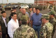 El presidente de Paraguay visitó a los militares tras atentado que dejó ocho muertos