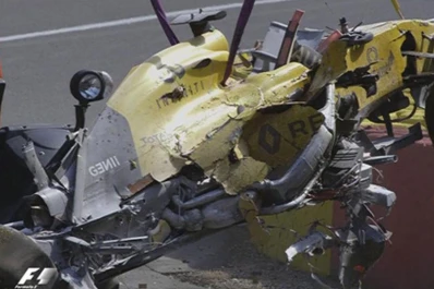 Magnussen chocó a 320 km/h y apenas se lastimó un tobillo