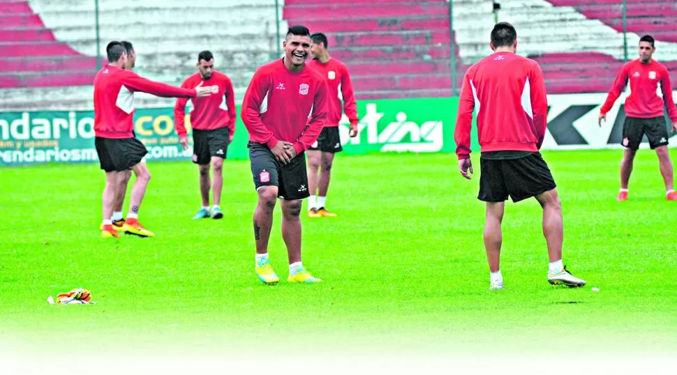 CONFIANZA ES LO QUE SOBRA. Ramón Lentini bromea durante la última sesión antes del debut en la B Nacional. En La Ciudadela están convencidos de que el equipo peleará por cosas importantes. la gaceta / foto de Analía Jaramillo