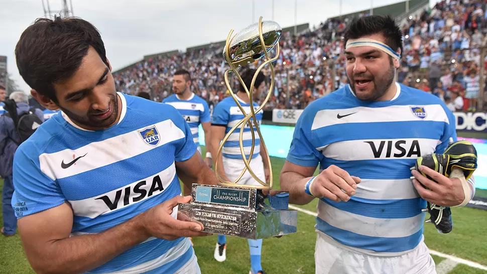 DIERON TODO LO QUE TENÍAN. El tucumano Matías Orlando sostiene la copa que recibieron Los Pumas tras el partido. Junto a él, festeja Ramiro Herrera.  foto de  carlos maría vergara / la gaceta salta