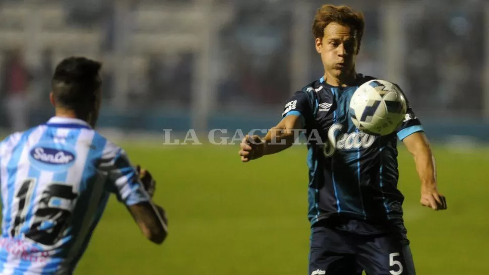 EL MEJOR. Cuando la pelota pasó por los pies de Nery Leyes, el Decano generó juego. Desde ahí nació la jugada del gol de Acosta. LA GACETA / FOTO DE DIEGO ARAOZ