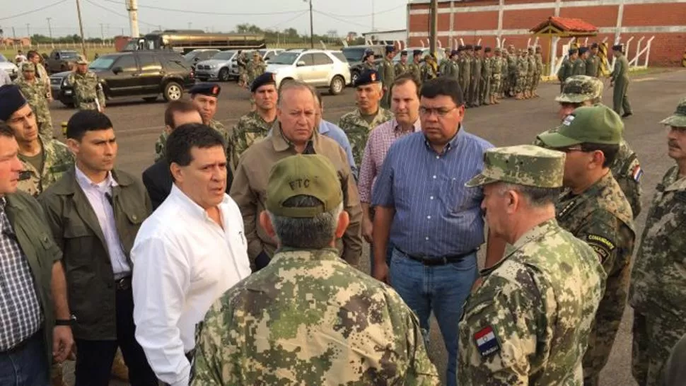 HORACIO CARTES CON MILITARES. El presidente les pidió que continúen con la lucha, tras el ataque. FOTO TOMADA DE ELUNIVERSAL.COM