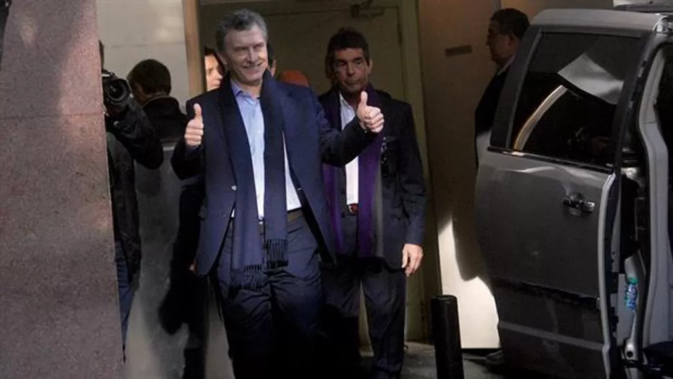 LESIONADO. Macri, cuando fue dado de alta tras la operación en la rodilla derecha. FOTO TOMADA DE LANACION.COM.AR