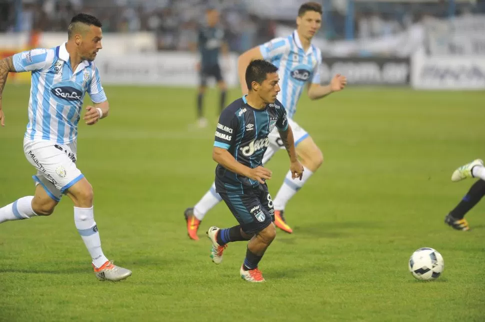 ACTIVO. Acosta se movió constantemente, intentando recuperar la pelota y pasar al ataque como en la jugada del gol. la gaceta / foto de héctor peralta