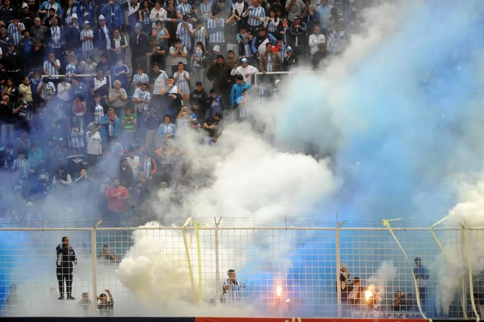 LOCURA BLANQUICELESTE. Los hinchas otra vez demostraron que son incondicionales cuando su equipo juega. la gaceta / fotos de diego aráoz - antonio ferroni - héctor peralta