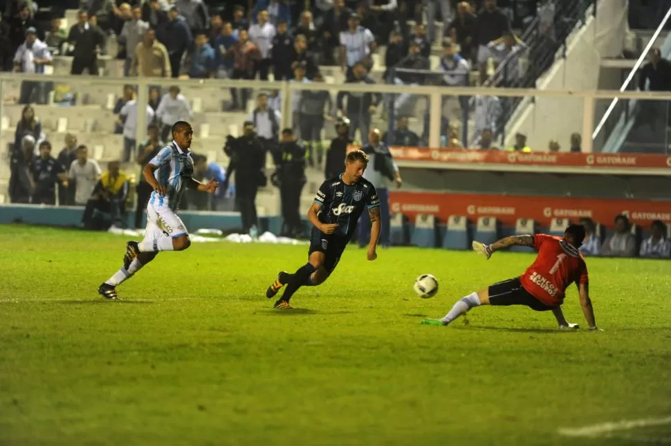 DEMASIADO ANCHO. Menéndez recibió un regalo del cielo (un pase atrás), pero se apuró en su decisión. Intentó un enganche demasiado largo y ello le costó perder el control de la pelota y su ángulo de tiro. la gaceta / foto de diego aráoz